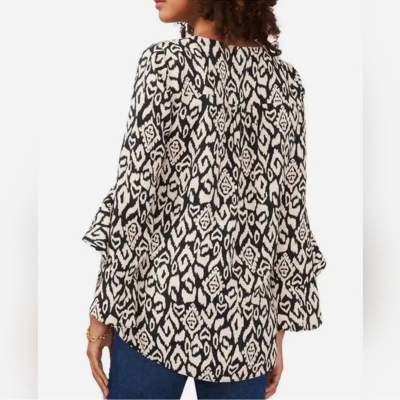 Vince Camuto Flutter Bell Sleeve V-neck Etched Geo Blouse Large - Picture 2 of 12